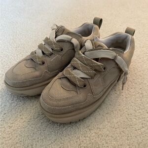 UGG Lowmel Sand (Size Women’s 9)